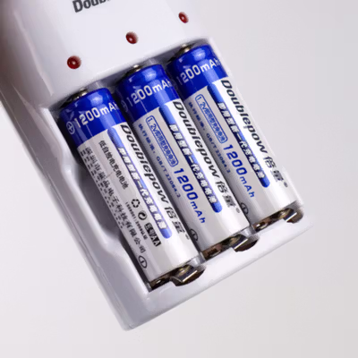 Doublepow Charger Baterai Rechargeable 3 Slot AA AAA with AA 3 PCS - DP-B33 - White — gambar 3